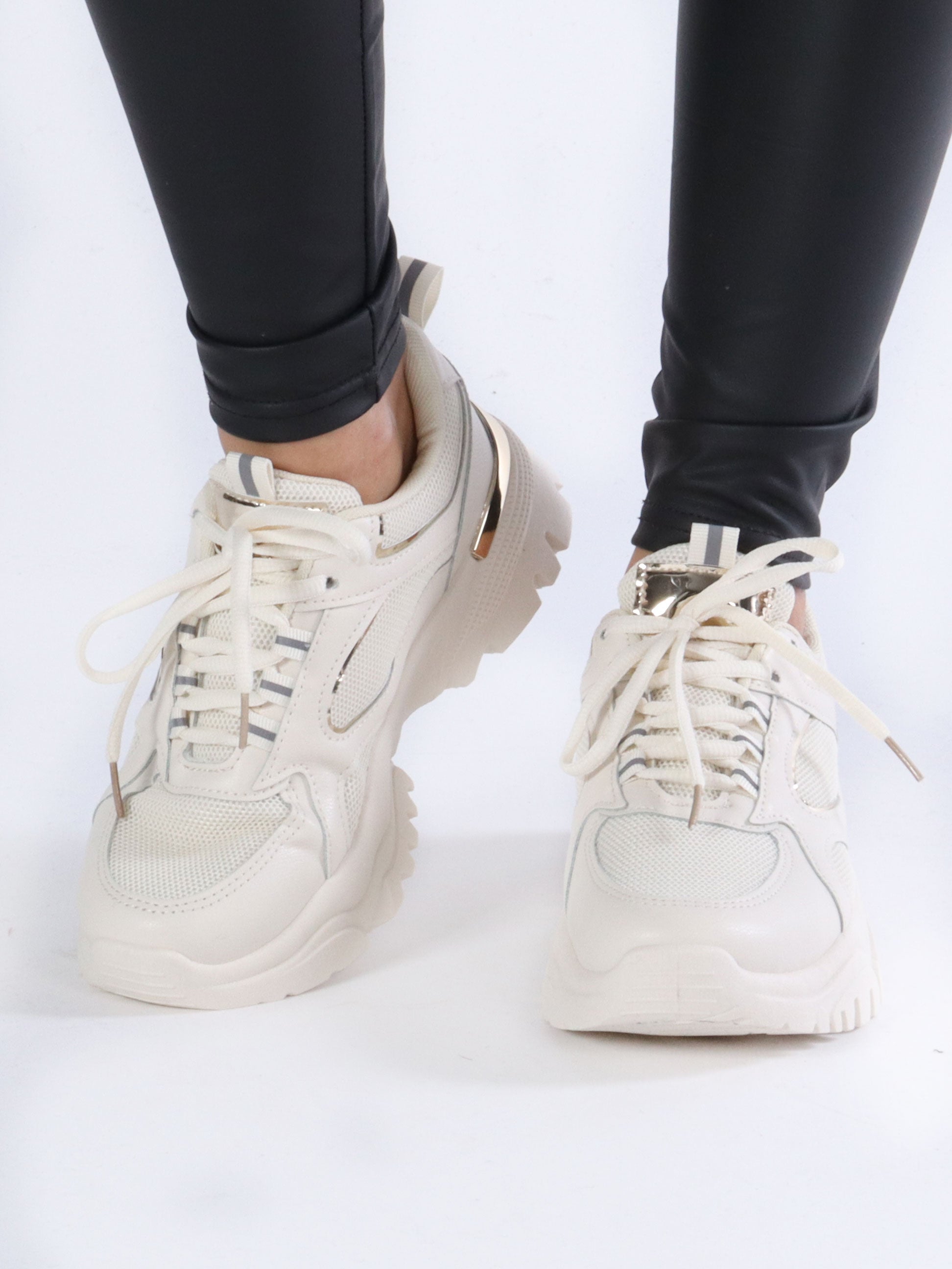 Sikki - Sneakers med guld detaljer